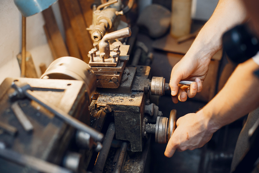 What are the 5 main parts of a Lathe Machine